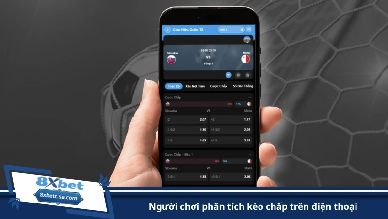 người chơi phân tích kèo chấp trên điện thoại