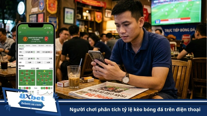 người chơi phân tích tỷ lệ kèo bóng đá trên điện thoại