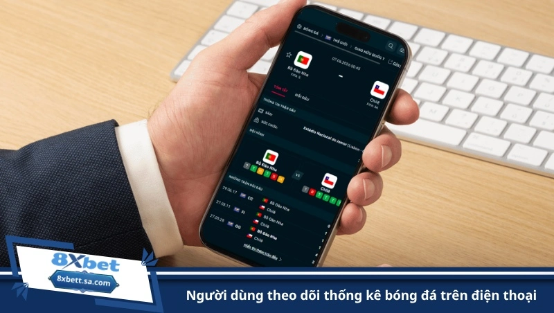 người dùng theo dõi thống kê bóng đá trên điện thoại