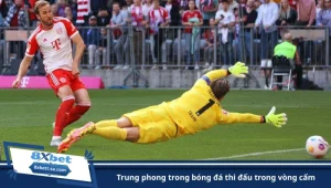 trung phong trong bóng đá thi đấu trong vòng cấm